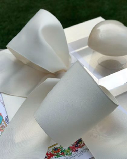 Corazón ónix chico blanco con misa en base