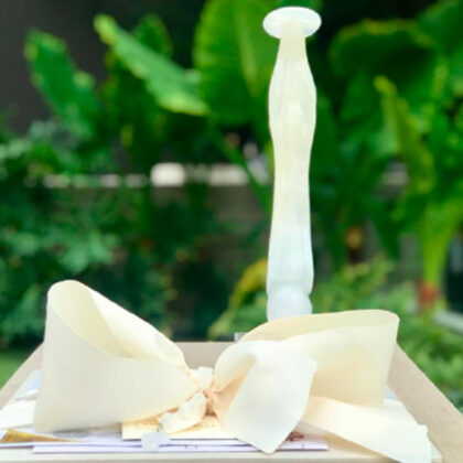 Virgen ónix con rosario y misa en base