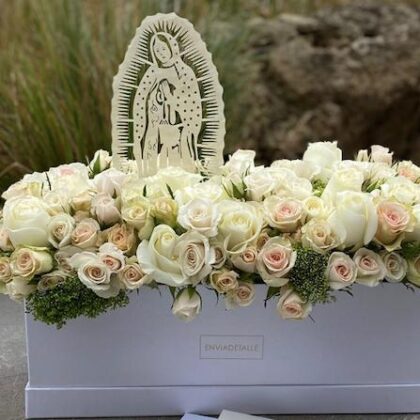 Caja Flores con Virgen Acrílico Nacarada 28 CMS