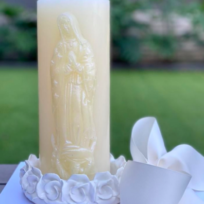 Cirio de Virgen de Guadalupe en base cerámica de rosas