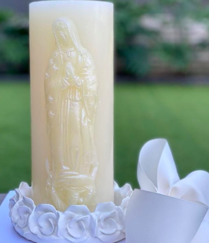 Cirio de Virgen de Guadalupe en base cerámica de rosas