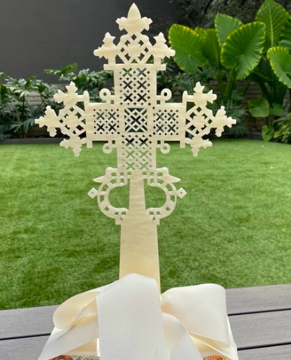 Cruz nacarada (40cms) con misa en base