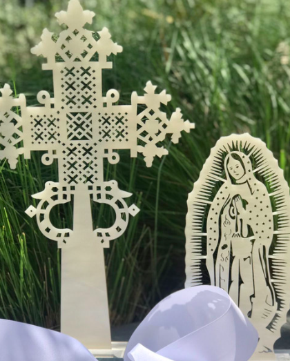 Cruz nacarada y virgen con misa