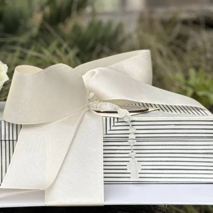 Caja de hueso con Rosario y Medallón