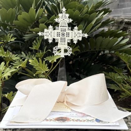 Cruz de Acrílico Nacarada y Misa en base