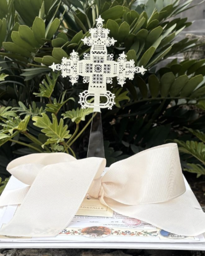 Cruz de acrílico nacarada y misa en base