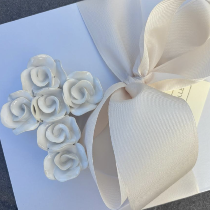 Cruz Cerámica Blanca con Diseño de Rosas