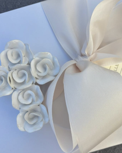 Cruz cerámica blanca con diseño de rosas