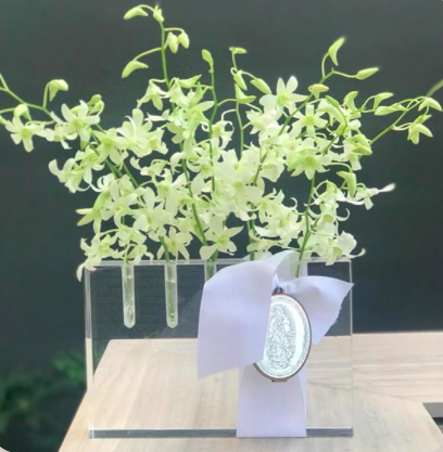 Florero de Acrílico con Mini Orquídeas