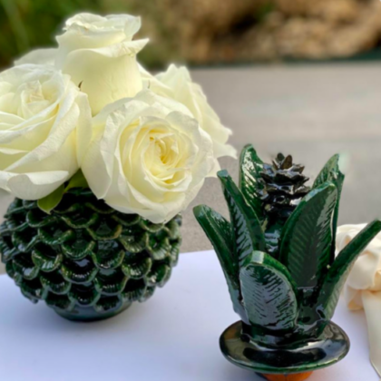 Piña chica con rosas en tabla