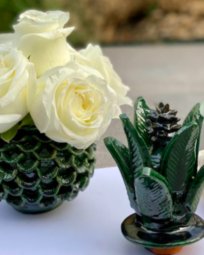 Piña chica con rosas en tabla