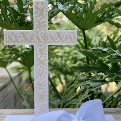 Cruz Madera Pintada con Diseños de Colibrí