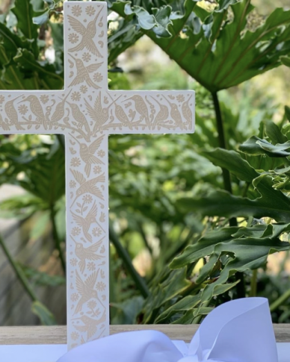 Cruz madera pintada con diseños de colibrí