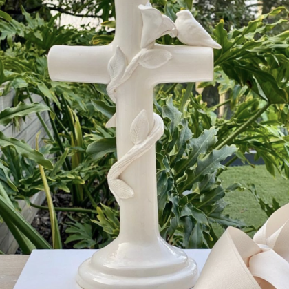Cruz Ceramica con Detalles Únicos