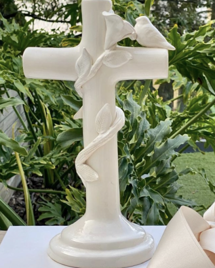 Cruz ceramica con detalles únicos