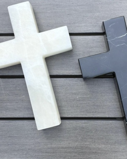 Cruz ónix acostada en base