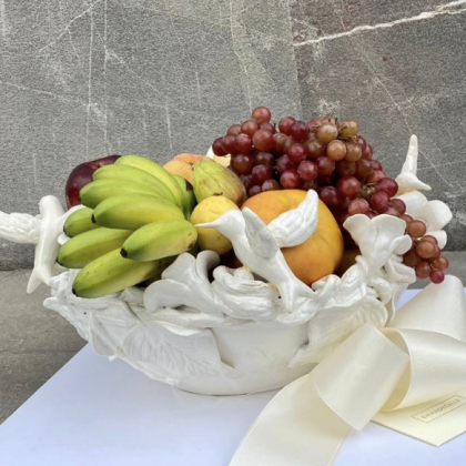 Base ovalada con detalles de colibrí con fruta