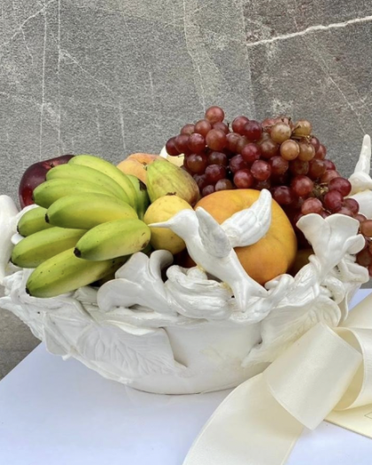 Base ovalada con detalles de colibrí con fruta