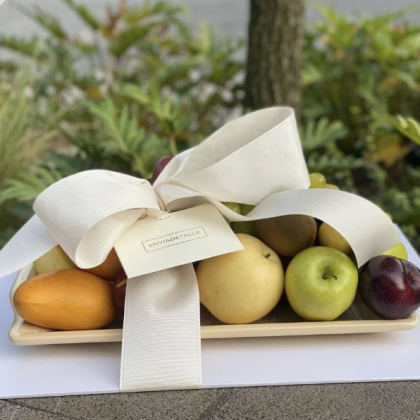 Charola de madera con fruta