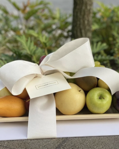 Charola de madera con fruta