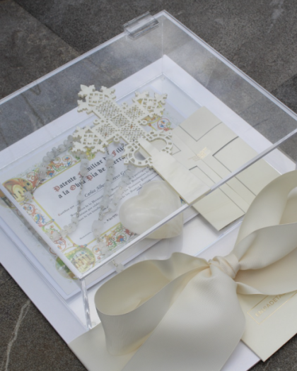 Caja de recuerdos con misa, rosario y corazón