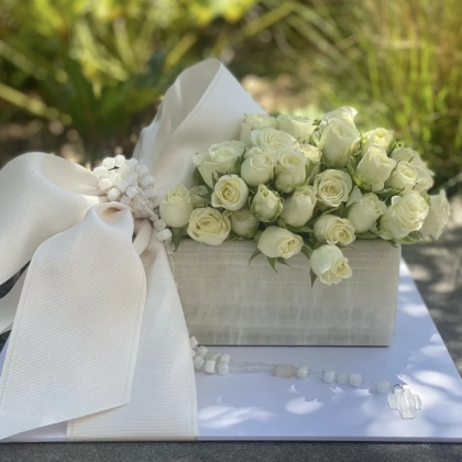 Caja de ónix Alhajero con mini rosas y rosario