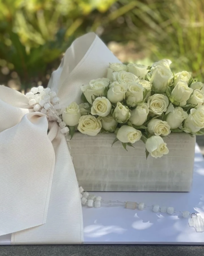 Caja de ónix alhajero con mini rosas y rosario