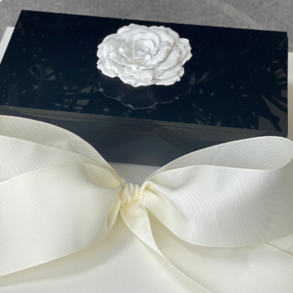 Caja Acrílico Negra con Rosa cerámica