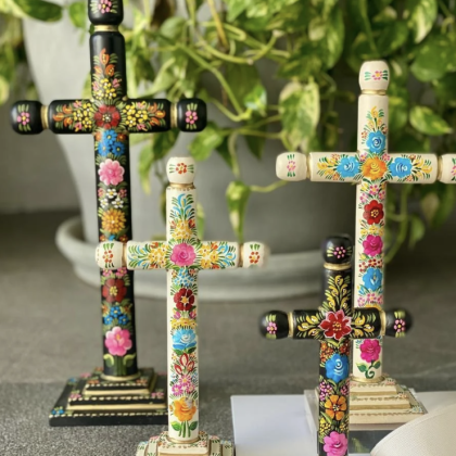 Cruz Artesanal de madera con diseños florales