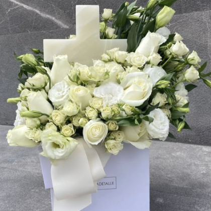 Caja Flor con Cruz Ónix