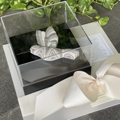 Colibrí con Arte Huichol en capelo de acrílico