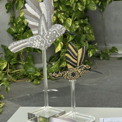 Colibrí con Arte Huichol doble cara sobre pedestal