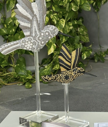 Colibrí con arte huichol doble cara sobre pedestal