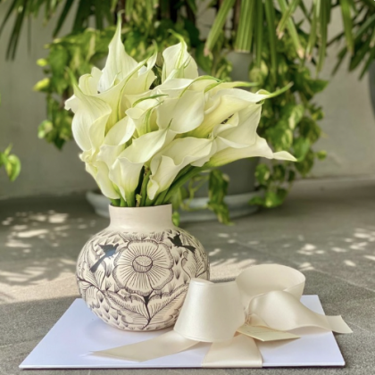 Jarrón diseño de colibrís con flor