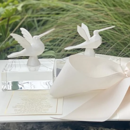 Colibrí ceramico sobre base de acrílico