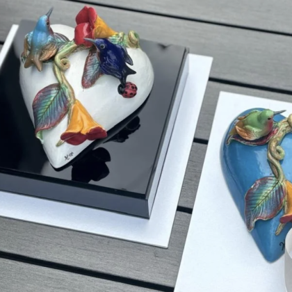 Corazón con Colibrí y Flor sobre base de acrílico