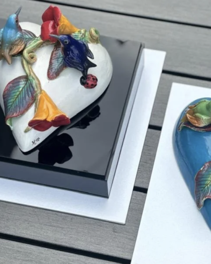 Corazón con detalles de colibrí y flor sobre base de acrílico