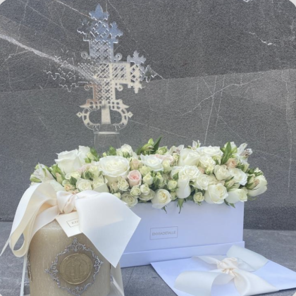 Caja con flor, cruz, cirio y misa