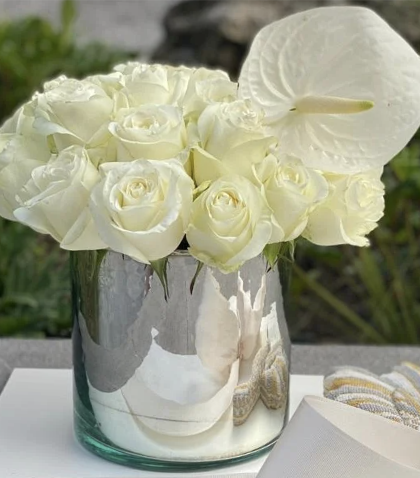 Base con rosas y anturio