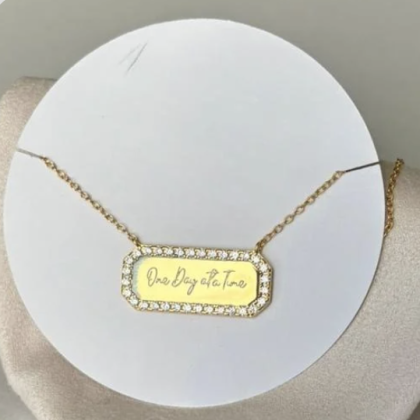 Collar “One day at a time”