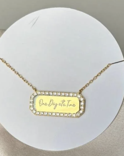 Collar “One day at a time”
