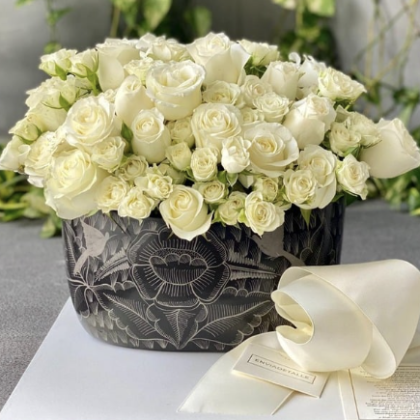 Base ovalada con detalles de colibrí