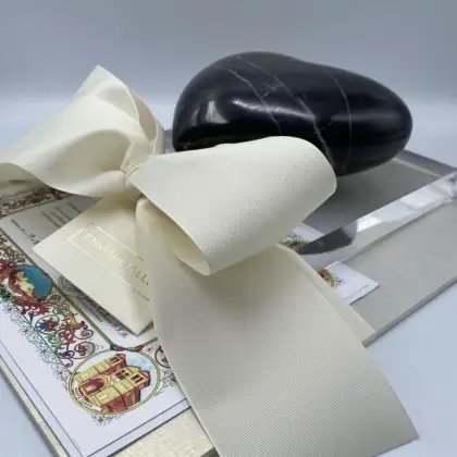 Corazón mármol negro grande en base de acrílico.