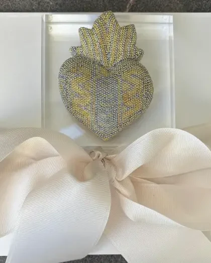 Corazón huichol sobre base acrílico