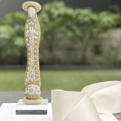 Virgen grande ónix  con arte huichol con base acrilico