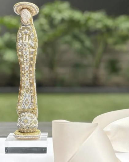 Virgen grande ónix con arte huichol con base acrilico