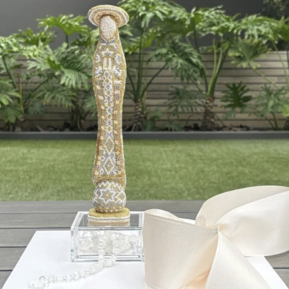 Virgen grande ónix con arte huichol cajón con rosario