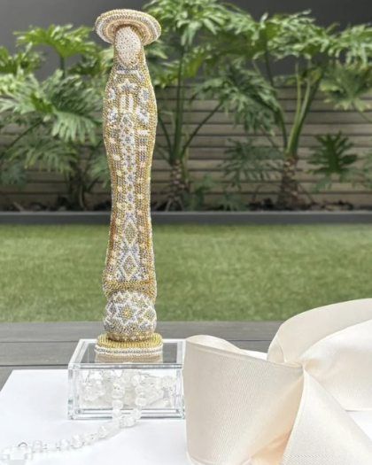 Virgen grande ónix con arte huichol cajón con rosario