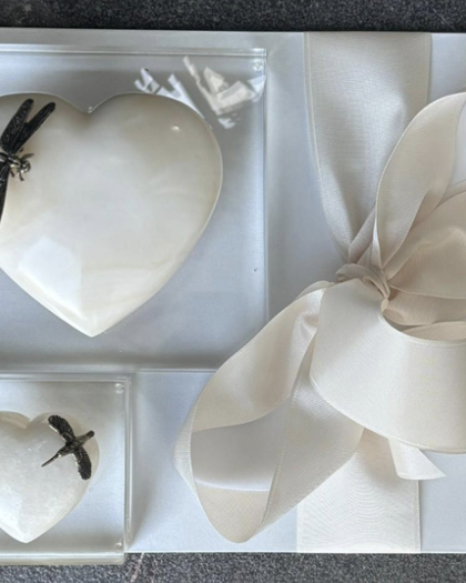 Corazón con aplicación de libelula o colibrí sobre base de acrílico