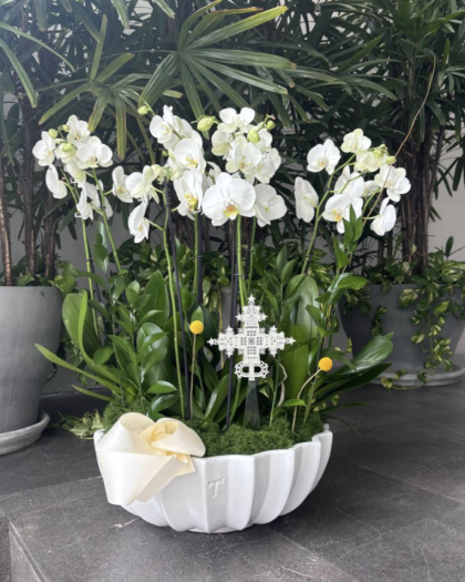 Base trinitate con 5 orquídeas y cruz nacarada 28cms